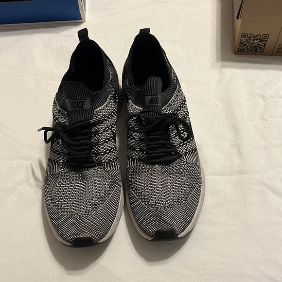 Nike fly knit air, size 9.5 - Picture 2 of 4